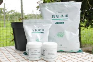 月季換盆后的舊土不要扔，這樣處理還能用！
